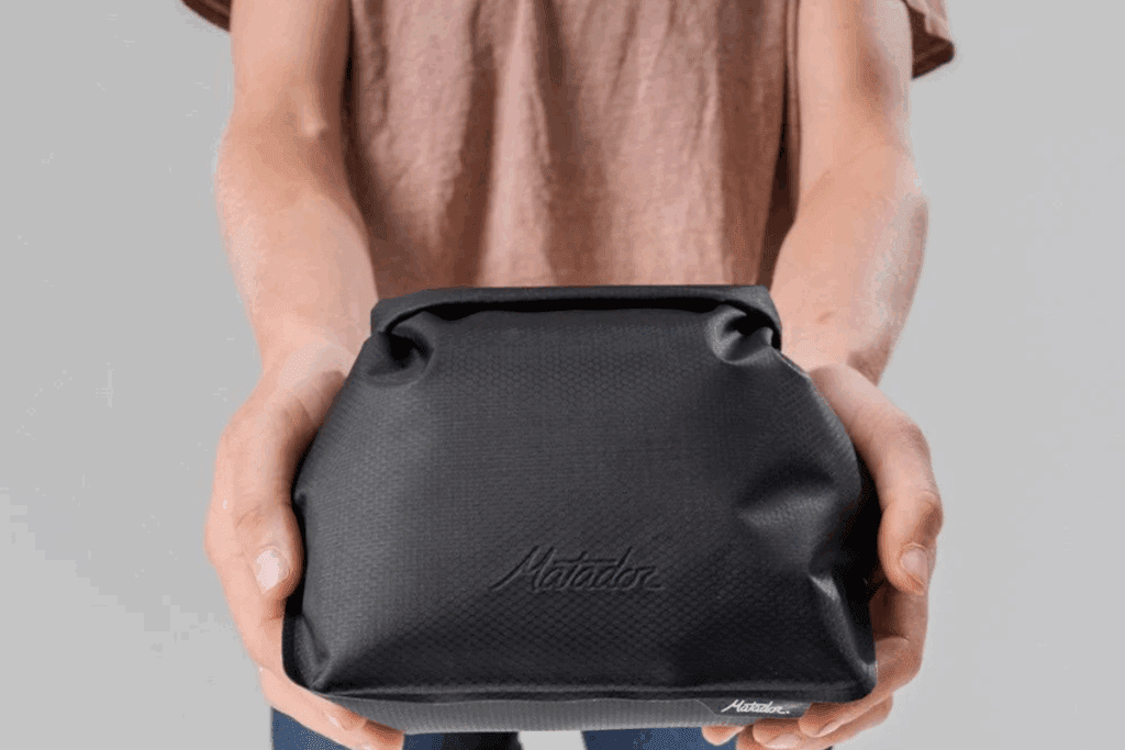 cosa portare davvero in viaggio Matador FlatPak Toiletry Case