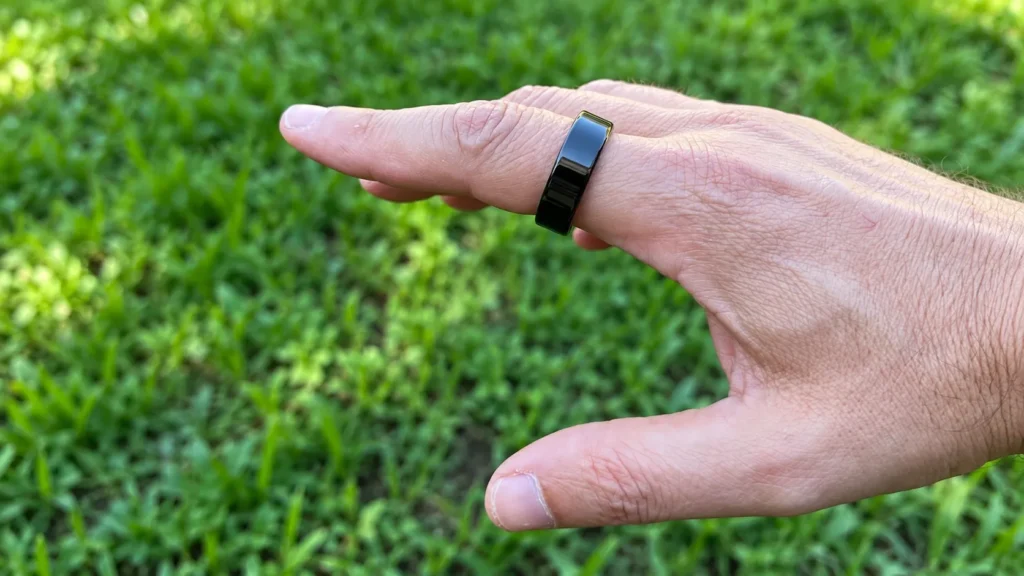 Oura Ring 4 indossato al dito dopo due sostituzioni per problemi alla batteria